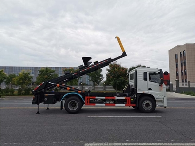 國(guó)六新款陜汽10噸背罐車 高效運(yùn)輸?shù)膶I(yè)解決方案