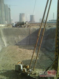 灰罐車與水泥車 現(xiàn)代建筑物流的鋼鐵動脈